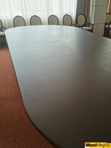 Оклейка пленкой стола для конференций 
